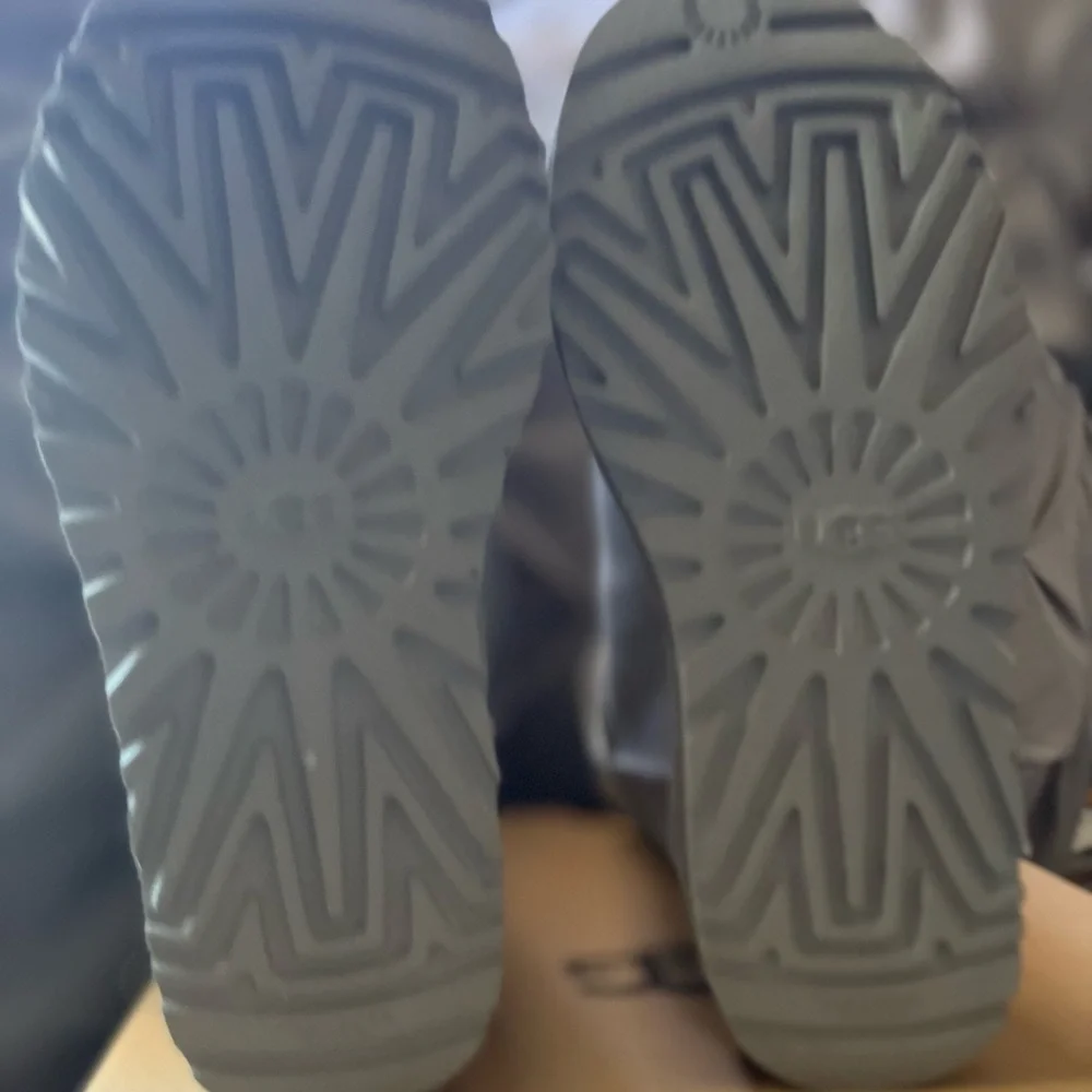 UGG Bailey Metal Graphic Leather - Picture 11 of 11